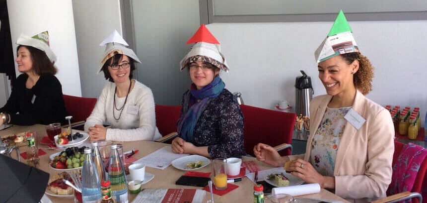 Teilnehmerinnen mit Denkhüten beim Wissensbrunch Design Thinking am 27.04.2017 beim IFM