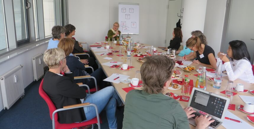 Anderer Blick über den Seminarraum bei der hauseigenen Veranstaltung des IFM