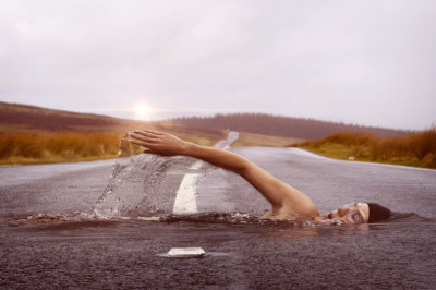 Surreales Bild zeigt einen Schwimmer auf einer Straße - so funktioniert Storrytelling