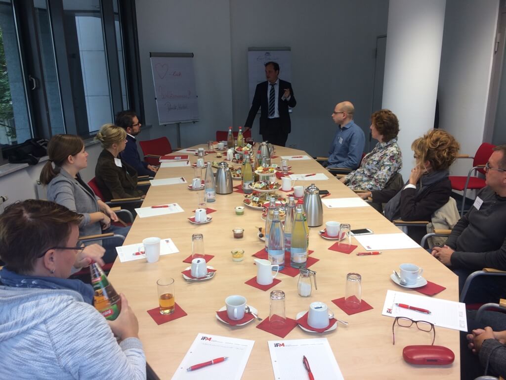 Teilnehmer am Tisch beim IFM-Wissensbrunch zum Thema Datenschutz-Grundverordnung (DSGVO)