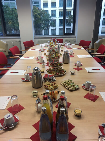 Überblick auf den dekorierten Tisch beim Wissensbrunch "DSGVO"