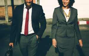 Männliche und weibliche Business-Person im Gespräch