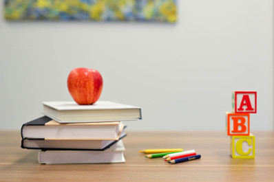 Bücher mit Apfel und ABC-Bausteinen