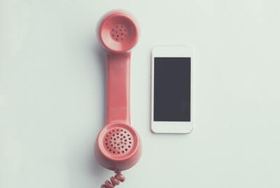Retro-Telefon und Smartphone 
