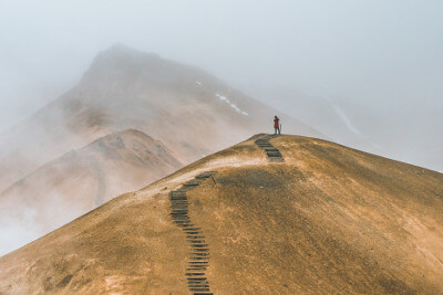 Bergsteiger auf einem Berg - Photo by alexander milo on Unsplash