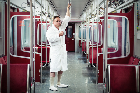 Mann im Bademantel verschlafen in der U-Bahn