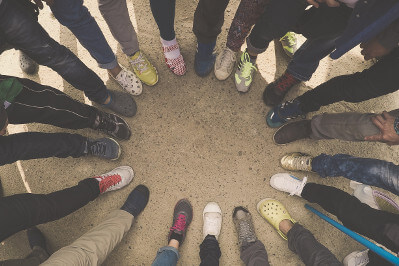 Ein buntes Team an Schuhen im Sinne des Diversity Managements
