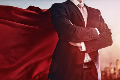 Superheld mit Anzug und Cape