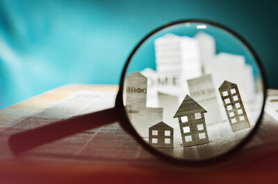 Immobilien aus Papier unter der Lupe