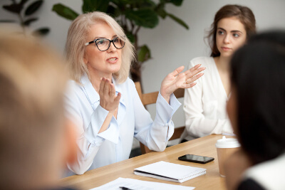 Business-Frau im Verhandlungsgespräch