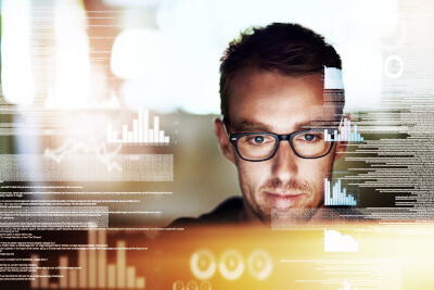 Mann vor Computer mit Daten