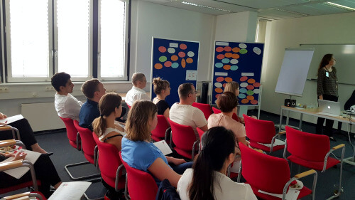 Wissensbrunch-Gruppe mit Blick auf Dozentin