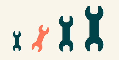 Weißes Trichter-Symbol mit Pfeilen, die von oben hineinführen und unten herauskommen, in einem dunkelgrünen Kreis