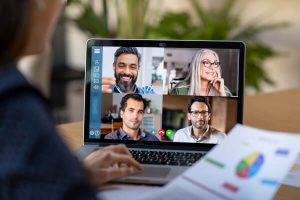 Gespräch per Videokonferenz am Laptop