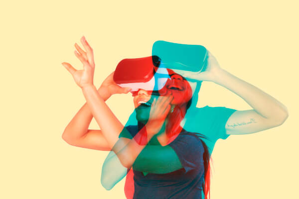 Junge Frau lernt in der Virtual Reality