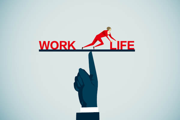 Mitarbeiter auf der "Work-Life-Balance-Waage" schiebt das Gewicht in Richtung Life
