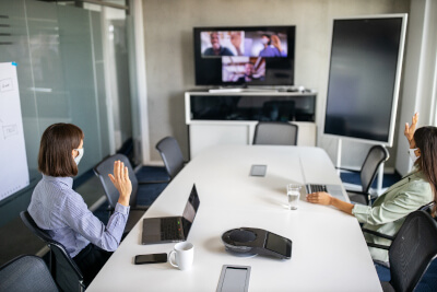 Mitarbeiter in einem Meeting per Videokonferenz