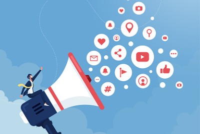 Experte im Social-Media-Marketing reitet auf einem Megafon, das die neusten News und Trends im Bereich Social Media veröffentlicht