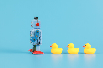 Roboter führt eine Reihe von Quietscheenten an