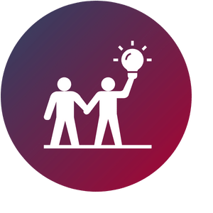 Führungskraft und Mitarbeiter:in Hand in Hand. Führungskraft hält eine Glühbirne